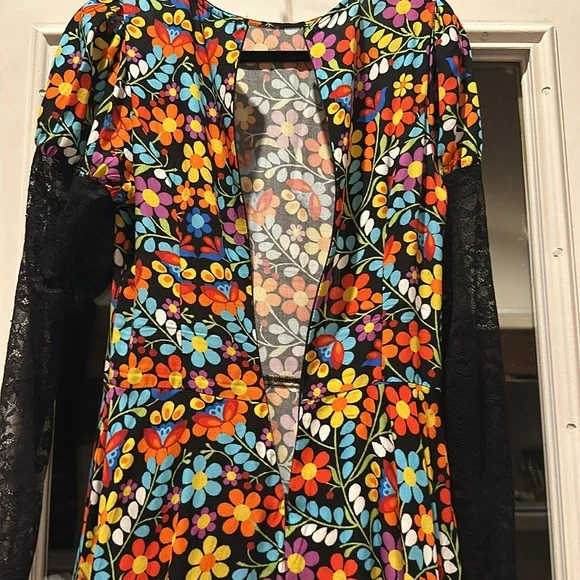 Flower dress with a black lace edge - Picture 10 of 12